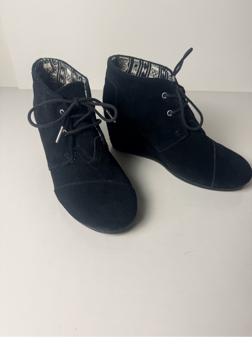 Toms Black Lace-Up Wedge Ankle Boots Size 9
